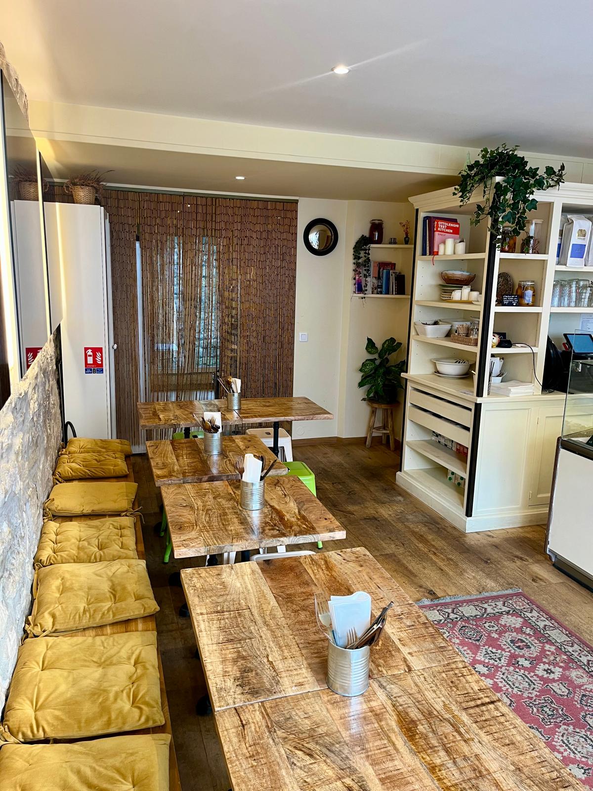 AV Charmant coffee shop a montmartre