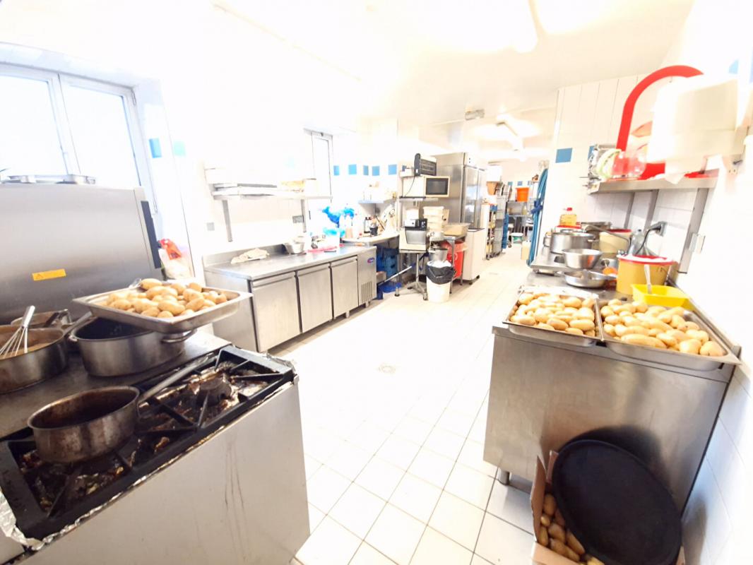 SECTEUR CHATEAUROUX  - RESTAURANT 200 COUVERTS , GRANDE TERRASSE, HOTEL, CHAMBRE MEUBLEES