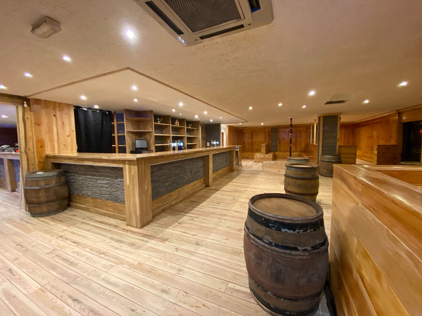 Fonds de commerce Bar  Pub brasserie 300 m2 Station internationasle
