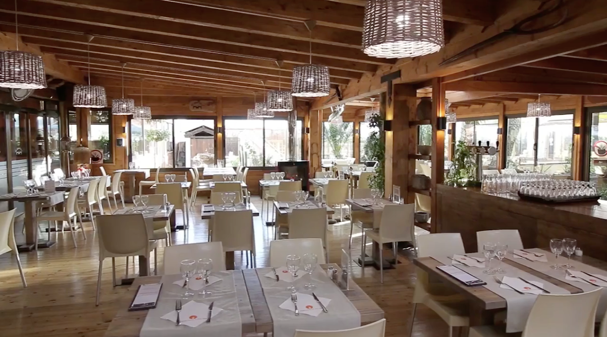 Immeuble 930 m2 - Restaurant 700 m2 sur 9821 m2 de terain 