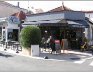 A vendre un fonds de commerce d'un bar brasserie a l'angle de la rue piétonne d'une ville du bassin d'ARCACHON.