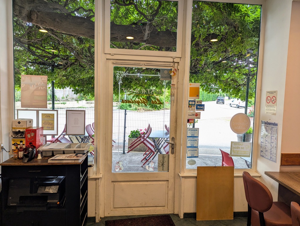 Exclusivité : fonds de commerce restaurant dans petit villag